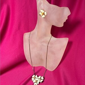 Chic Gold and Cream Floral Necklace Set